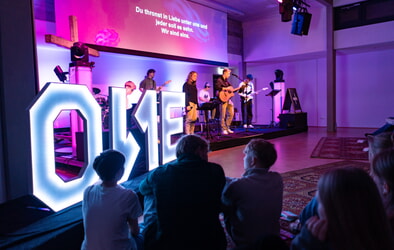 Neuer Jugendgottesdienst „ONE“